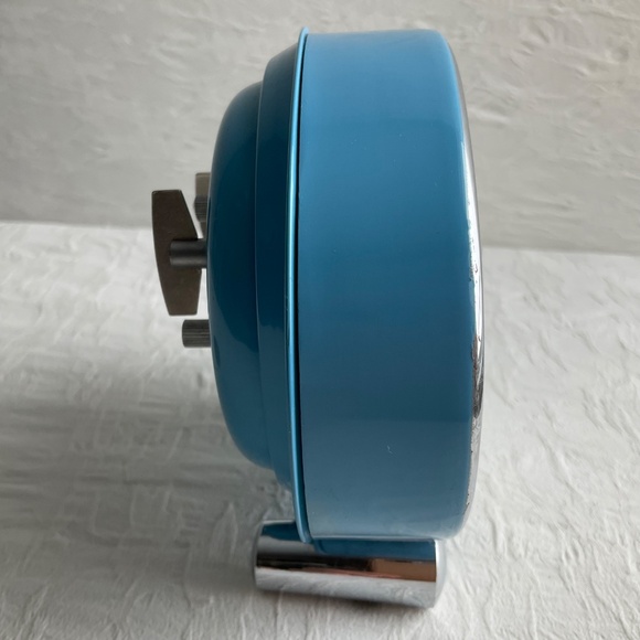 Vintage 1960s Polaris Turquoise Oval Shaped Wind Up Alarm Clock - Picture 6 of 16